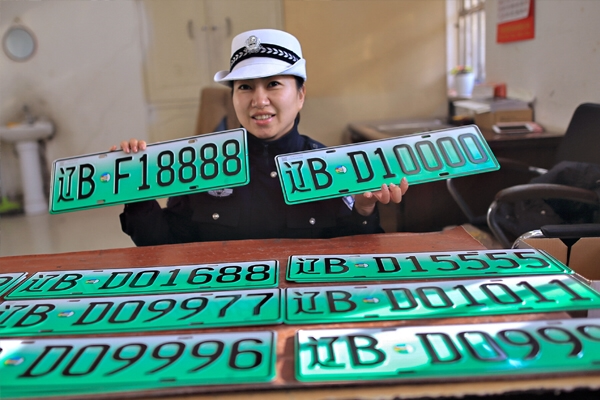 Beberapa kota di Tiongkok memberlakukan kebijakan pemberian plat nomor khusus untuk mobil listrik. Juga, memberikan privilege tertentu untuk pemilik mobil listrik. (Foto: ImagineChina)