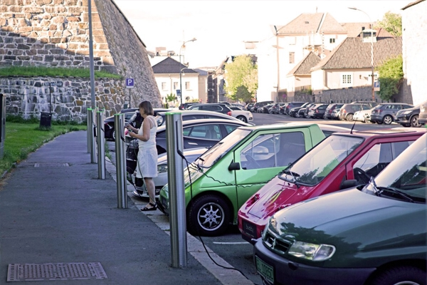 Parkir khusus mobil listrik di Oslo, Norwegia. Negara ini termasuk yang paling gila memberikan privilege pada pemilik mobil listrik. Antara lain memberikan parkir khusus, penyedian banyak tempat pengisian listrik, penerapan tol gratis, hingga menyediakan jalur khusus untuk bus listrik.