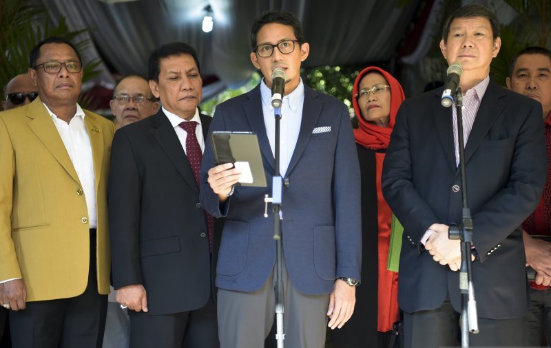 Foto Dok - Calon Wakil Presiden nomor urut 02 Sandiaga Uno (tengah) memberikan keterangan pers didampingi Tim Kuasa Hukum Badan Pemenangan Nasional (BPN) di kediaman Prabowo Subianto, Jalan Kertanegara, Jakarta, Jumat (24/5/2019). BPN Prabowo-Sandiaga menunjuk Hashim Djojohadikusumo sebagai Penanggung Jawab Tim Kuasa Hukum dan Bambang Widjojanto sebagai Ketua Tim Kuasa Hukum paslon nomor urut 02 untuk mengajukan gugatan perselisihan hasil Pilpres 2019 ke Mahkamah Konstitusi. (Foto:/Galih Pradipta)