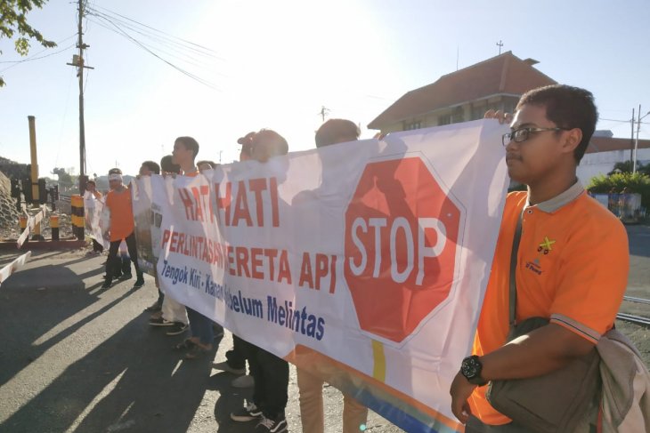 Selalu waspada saat melintasi rel, apalagi saat mudik