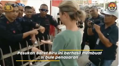 Sang Brimob memainkan sulap. Disambut sorak teman Brimob lainnya