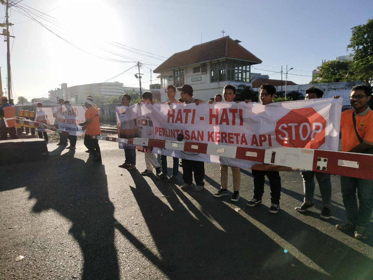 PT KAI mensosialisaikan aturan lalu lintas saat berada di palang kereta api. (Foto: Faiq/ngopibareng.id)