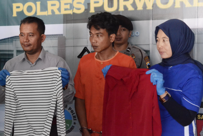 Monol ngrayu Minil diajak ngos-ngosan. Sukses ping loro. Tapi akhire dicekel polisi. Soale Minil sik arek kencur 16 taun. Kuwi, barang bukti klambi sing digawe pas ngos-ngosan. (Foto:Istimewa/Purworejo)