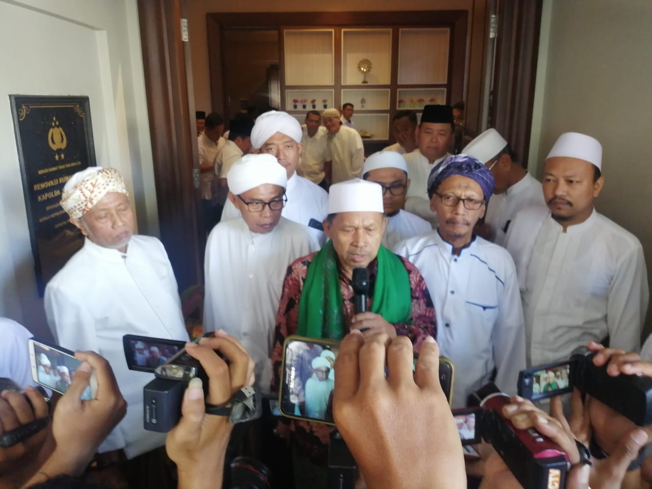 Sejumlah ulama, kiai dan habaib Sampang, Madura, usai menggelar pertemuan di Rumah Dinas Kapolda Jatim, Surabaya, Minggu, 26 Mei 2019. (Foto: Farid/ngopibareng.id)