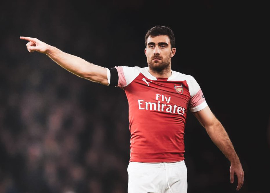 Sokratis ingin menangkan Liga Europa demi Henrikh Mkhitaryan. (Foto: Twitter/@SokratisPapa5)