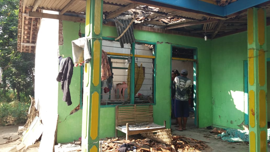 Rumah Rakiyem hancur terkena ledakan mercon. (Foto: Istimewa)