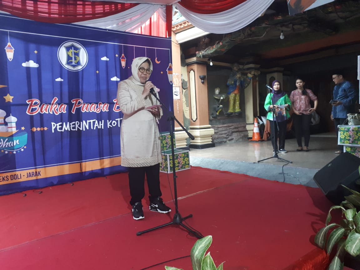 Risma saat acara buka puasa bersama dengan warga eks lokalisasi Dolly. (Foto: Alief/ngopibareng.id)