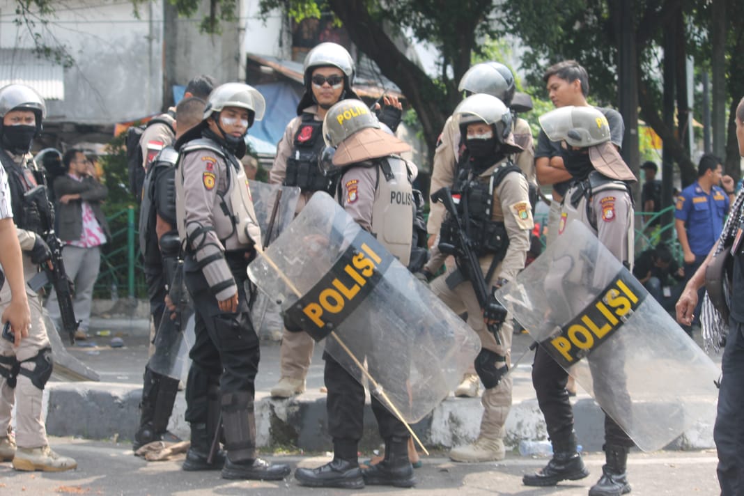 Anggota Shabara Polda Metro Jaya menghadapi demonstran pasca kerusuhan 22 dan 23 Mei 2019.(Foto: Asmanu/ngopibareng id)