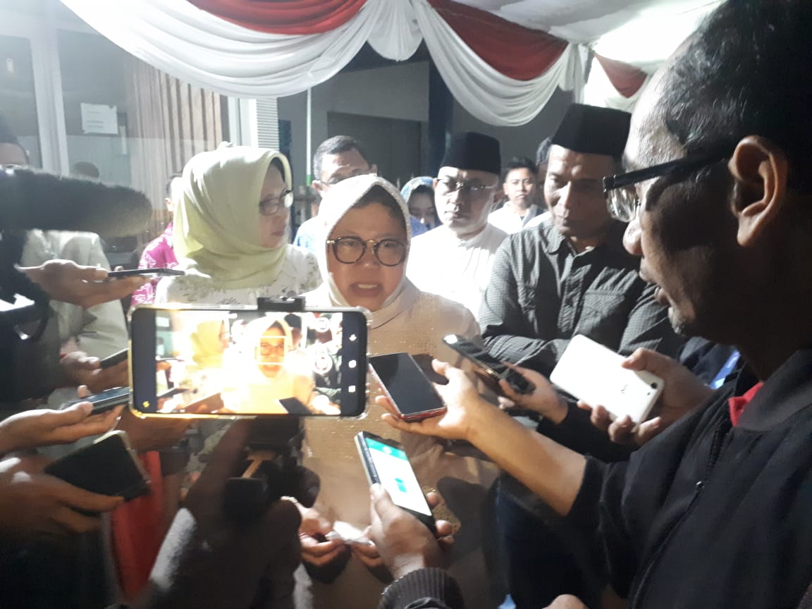 Risma saat berbicara dengan awak media. (Foto: Alief/ngopibareng.id)