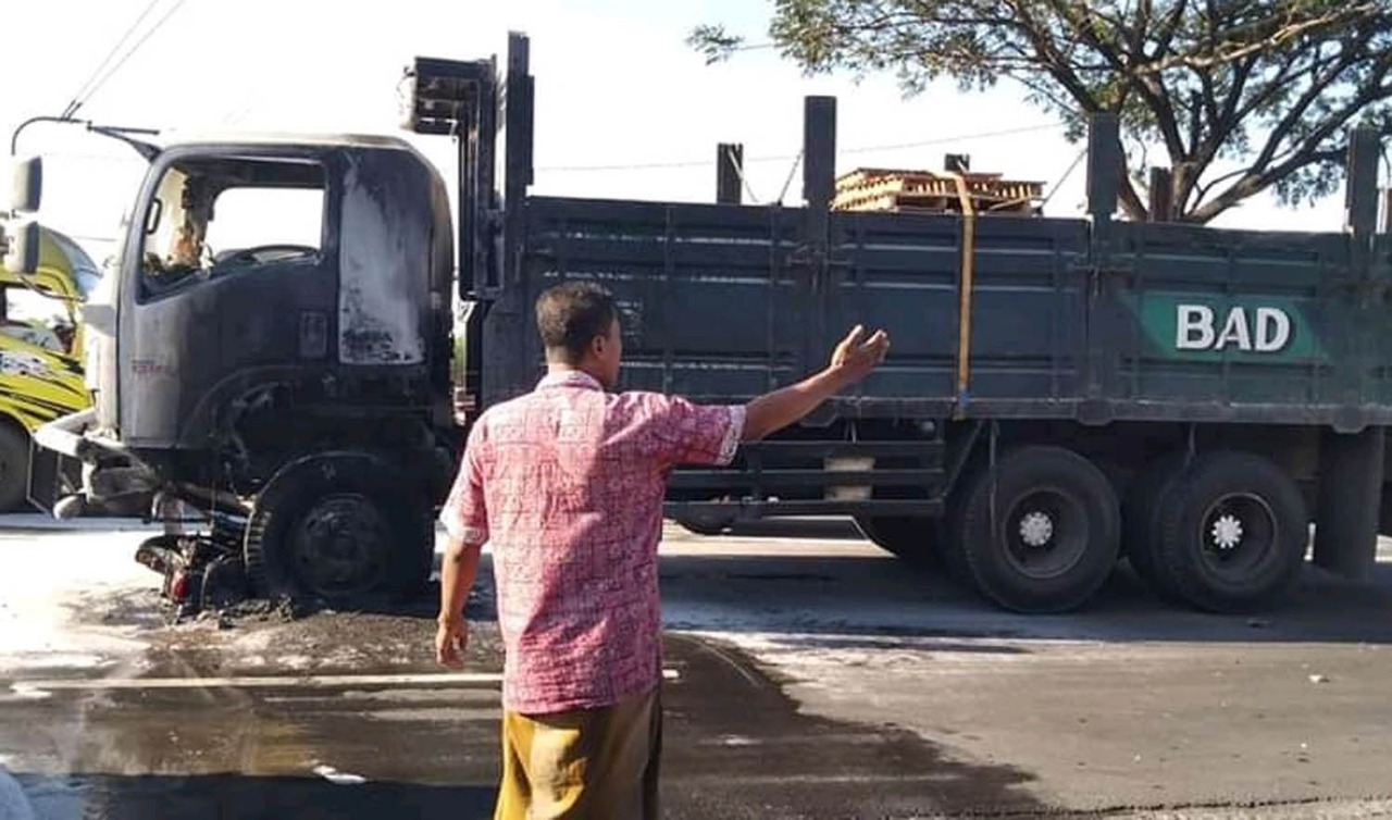 MOTOR ‘nylempit’ di ban depan truk tronton usai tabrakan hebat di Banjarsari, Kabupaten Probolinggo. (Foto: Ikhsan/ngopibareng.id)