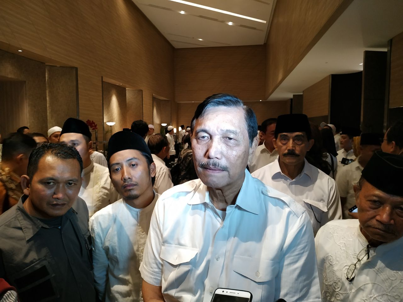 Menko Maritim Luhut Binsa Panjaitan saat ditemui di Surabaya, Minggu, 26 Mei 2019. (Foto: Farid/ngopibareng.id) 