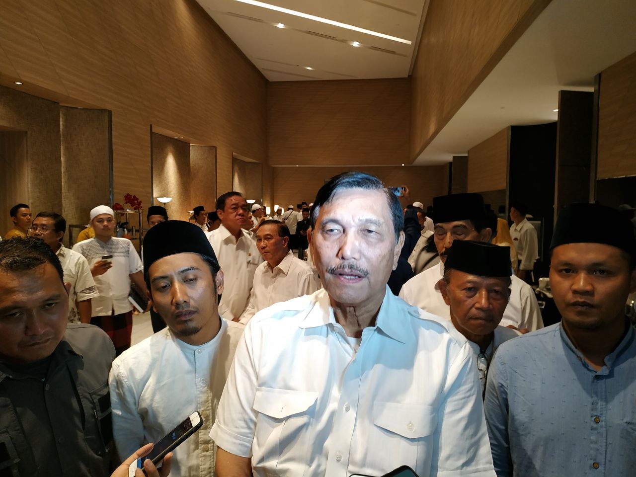 Luhut saat ditemui di Surabaya, Minggu, 26 Mei 2019, malam. (Foto: Farid/ngopibareng.id) 