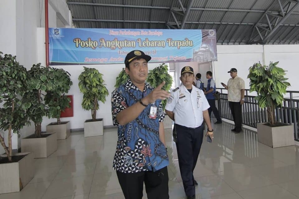 Irvan saat melakukan pengecekan di Terminal Purabaya. (foto: alief/ngoppibareng.id)