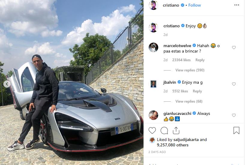 @cristiano Cristiano Ronaldo berpose sumringah di depan mobil