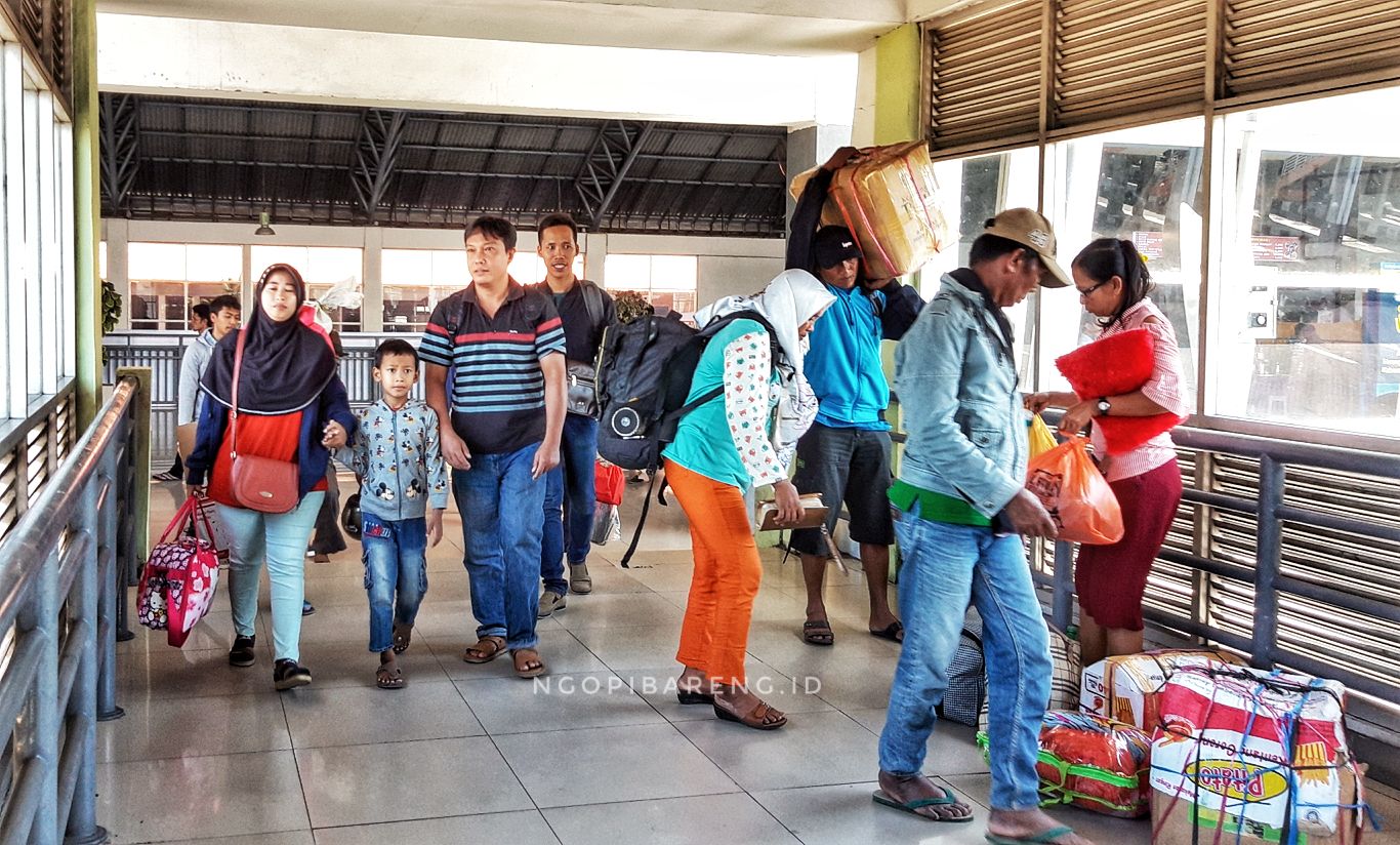 Terminal Purabaya Surabaya, Senin 27 Mei 2019 masih terpantau sepi. (Foto: Haris/ngopibareng.id)