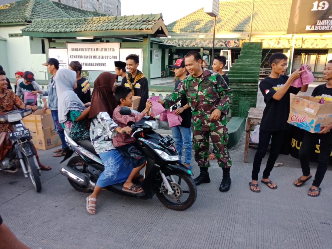 Suasana Pembagian Takjil Di Depan Makoramil Dawarblandong