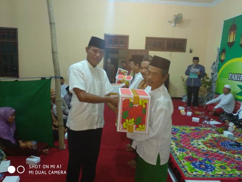 Danpos Ramil Mojoanyar Saat Serahkan Bingkisan Di Balai Desa Gayaman