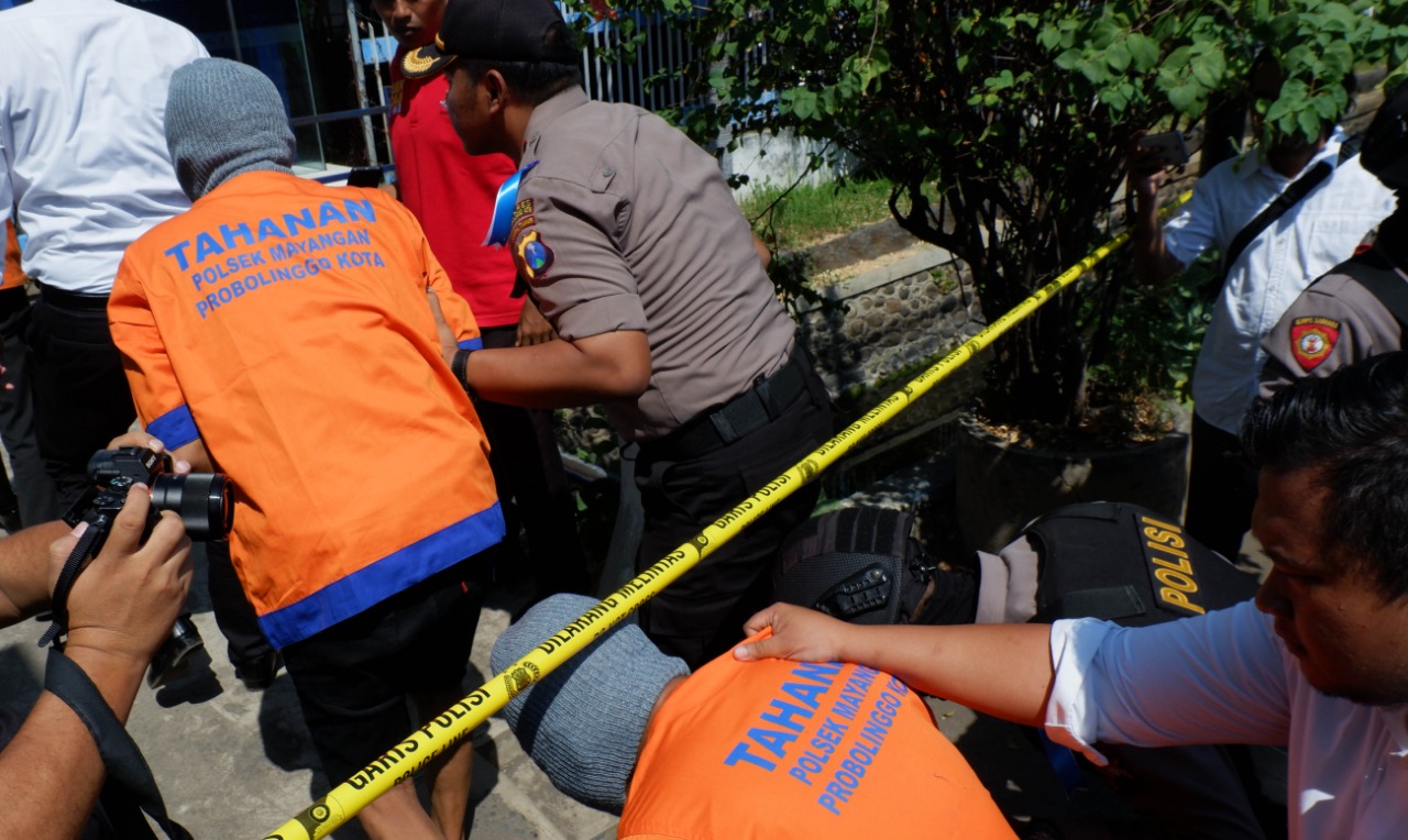 DUA pelaku saat rekonstruksi di ATM BNI di Jalan Soekarno-Hatta, Kota Probolinggo. (Foto: Ikhsan/ngopibareng.id)