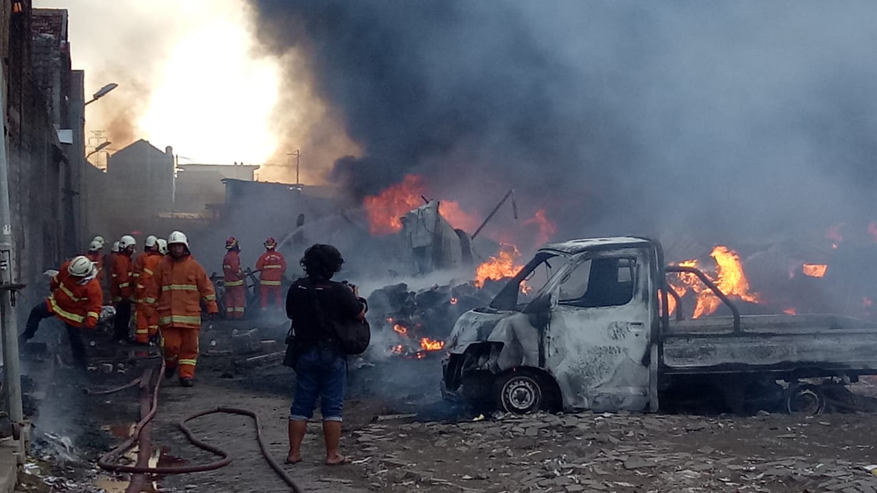 Salah satu kendaraan yang ikut terbakar di gudang rongsokan Jalan Bulak Banteng Wetan, (Foto: Dok PMK)