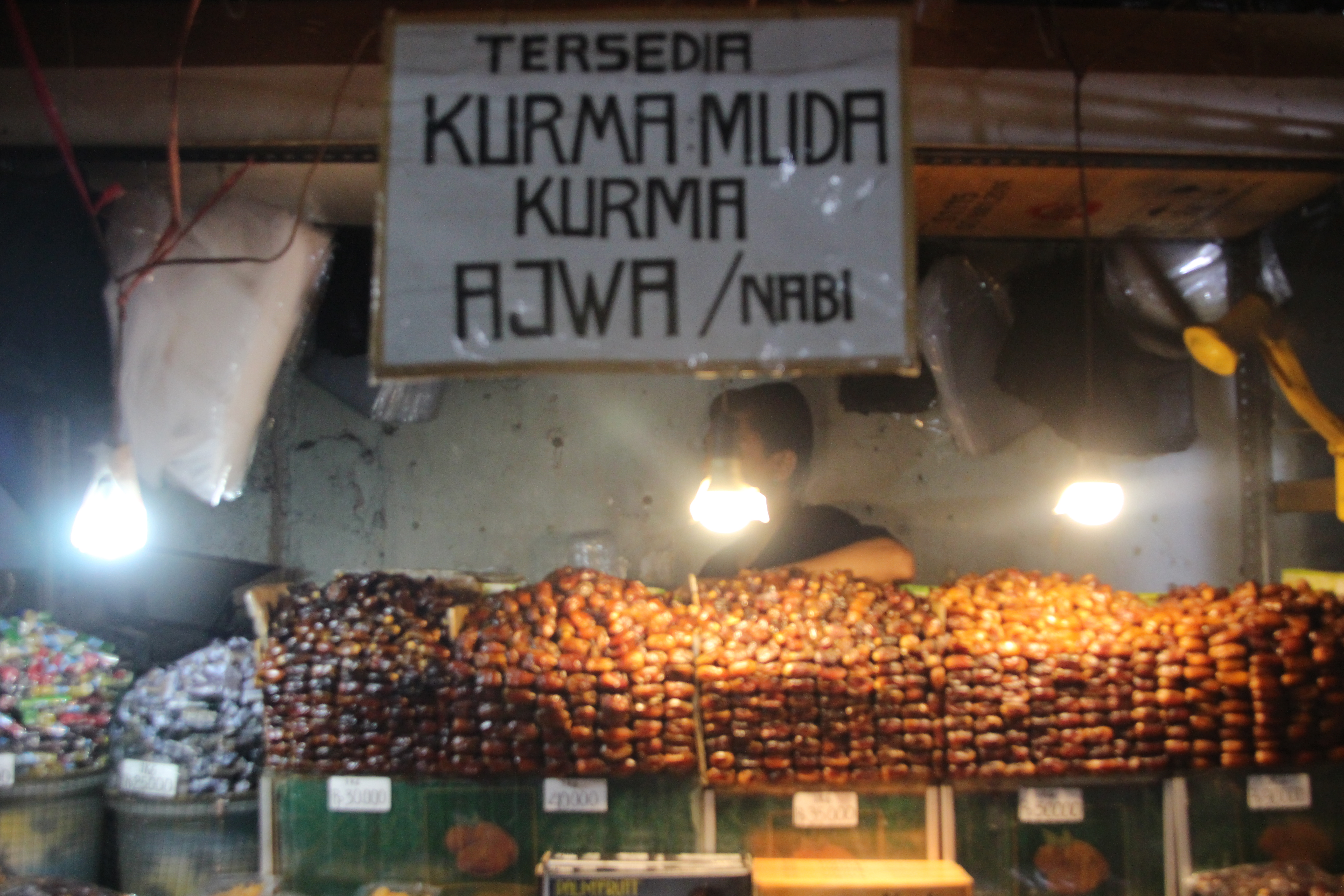 Pedagang kurma menjual dagangannya di sekitar Masjid Ampel. (Foto: Faiq/ngopibareng)