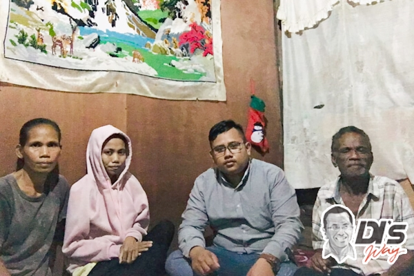 Yako (dua dari kiri) saat diantar pulang Azroy (dua dari kanan) bertemu ibu dan ayah Yako di Sabah. Foto Atas: Yako (kiri) bersama teman sekamarnya, Adhe (kanan) dan Darnah (tengah). Foto ini diambil saat Yako masih sehat.