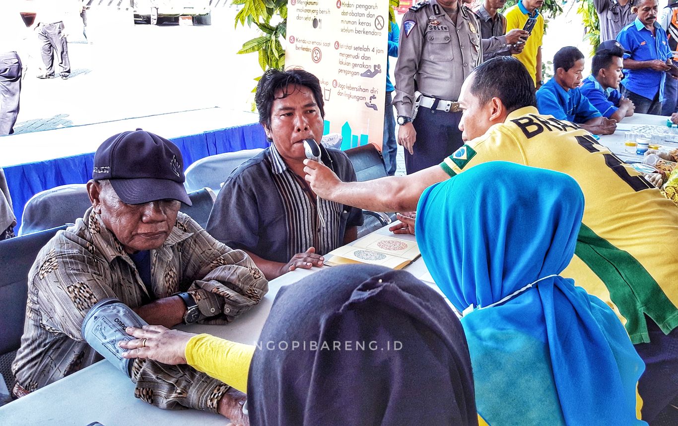 Tes kesehatan para sopir bus di Terminal Purabaya, Surabaya, Selasa 28 Mei 209. (Foto: Haris/ngopibareng.id)