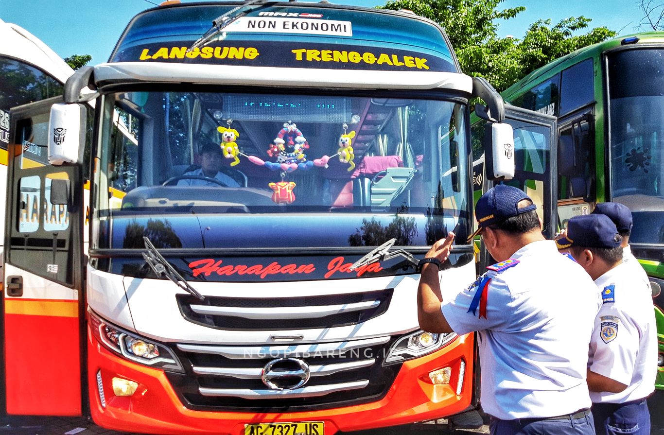 Inspeksi keselamatan (ramp check) di Terminal Purabaya, Selasa 28 Mei 2019. (Foto: Haris/ngopibareng.id)