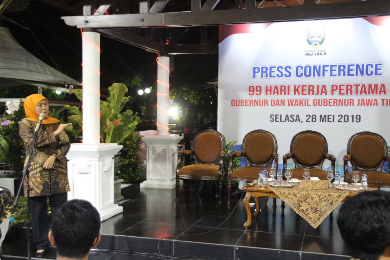 Gubernur Jatim Khofifah Indar Parawansa saat memaparkan 99 hari kerja memimpin Jatim. (Foto: Faiq/ngopibareng)