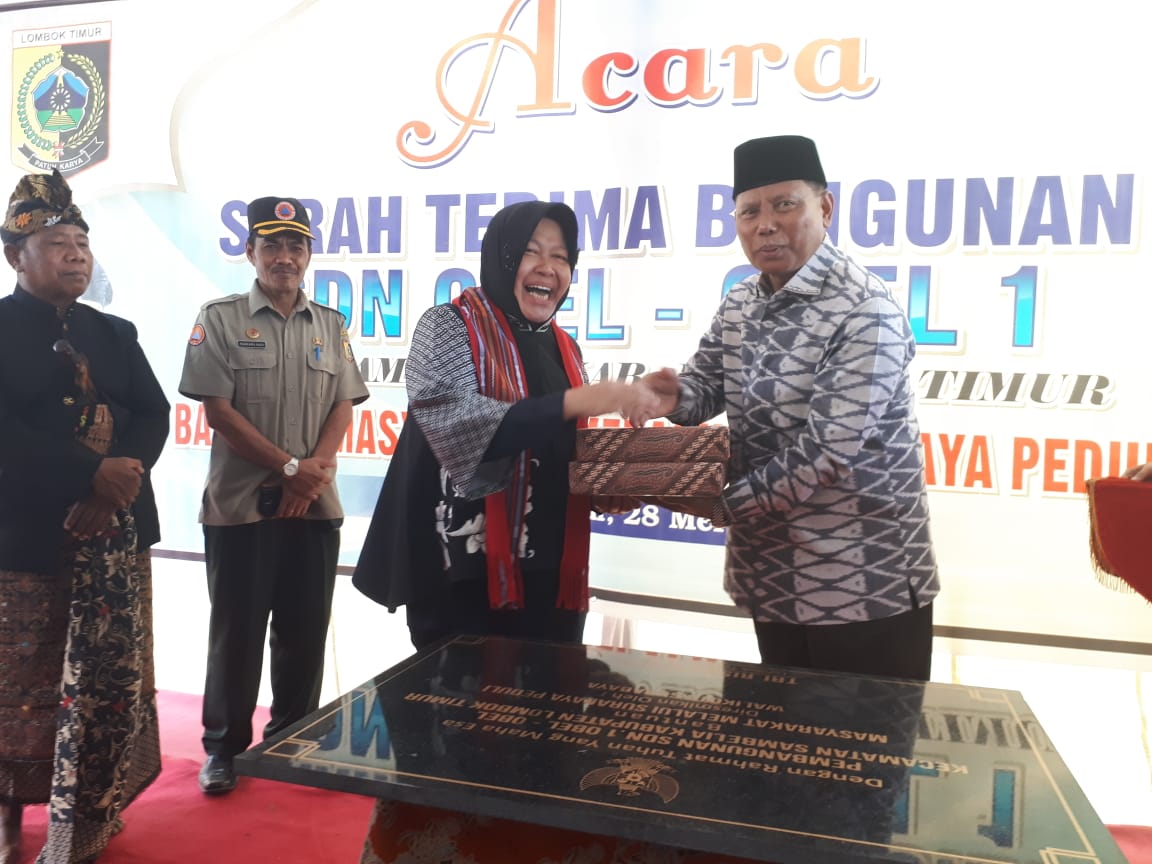 Risma saat melakukan serah terima dan peresmian SD Obe-obel 1 di Lombok Utara, NTB. (Foto: Alief/ngopibareng.id)