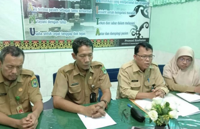 Dirut RSUD Kapuas Kalimantan Tengah dr Agus Waluyo dan Sekretaris Dinas Kesehatan Kapuas Raison didampingi jajaranya, saat menggelar pers rilis di Aula RSUD setempat, terkait kejadian luar biasa (KLB) di daerah setempat, Selasa 28 Mei 2019. (Foto: dok/antara)