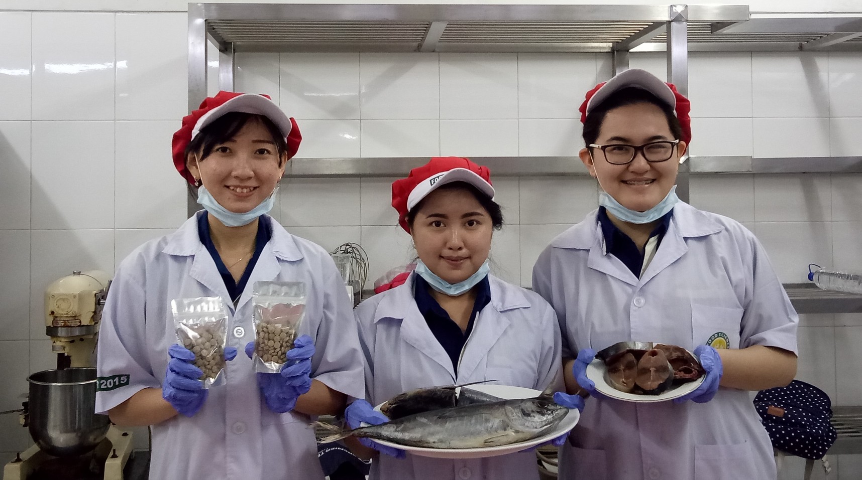 Yashinta Wisnata (tengah) Sheila Chang dan Theresia Irene tim 'Fishkol' sedang menunjukan ikan tongkol dan kapsul ikan tongkol yang mereka buat. Rabu, 29 Mei 2019. (Foto: Pita /ngopibareng.id)