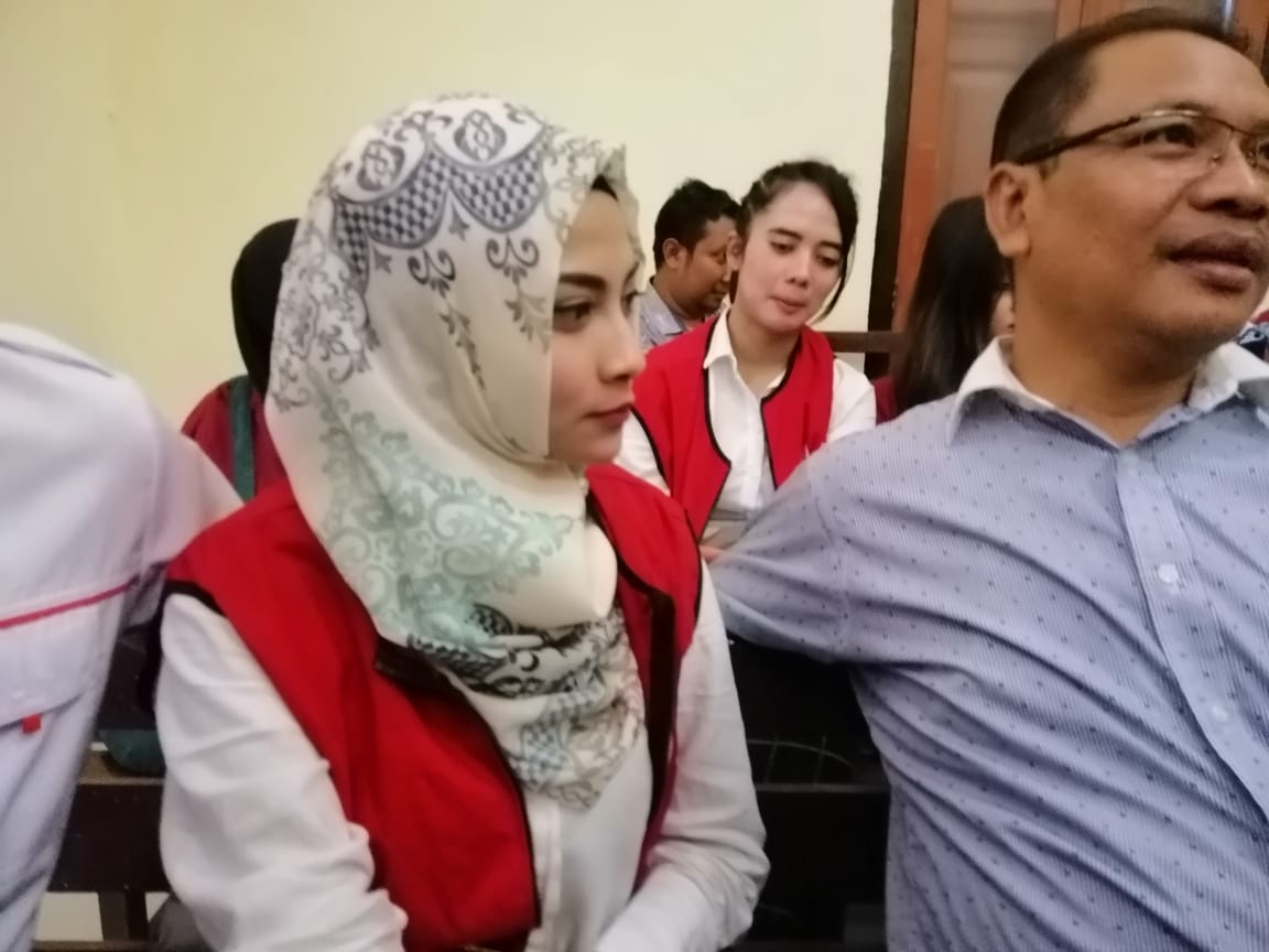 Vanessa Angel, terdakwa kasus prostitusi online, jalani sidang di PN Surabaya. (Foto: Farid/ngopibareng.id)