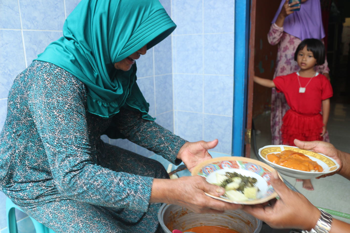 Salah satu legenda pembuat lontong roomo, Nasyiah. (Foto:Widikamidi/ngopibareng.id)