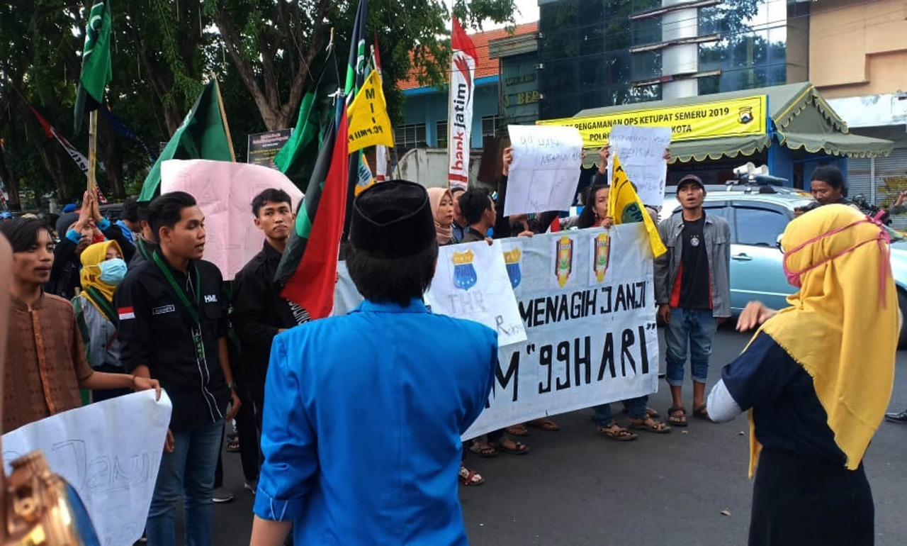 MAHASISWA dari unsur HMI, IMM, dan PMII saat ngeluruk kantor Wali Kota Probolinggo. (Foto: Ikhsan/ngopibareng.id)