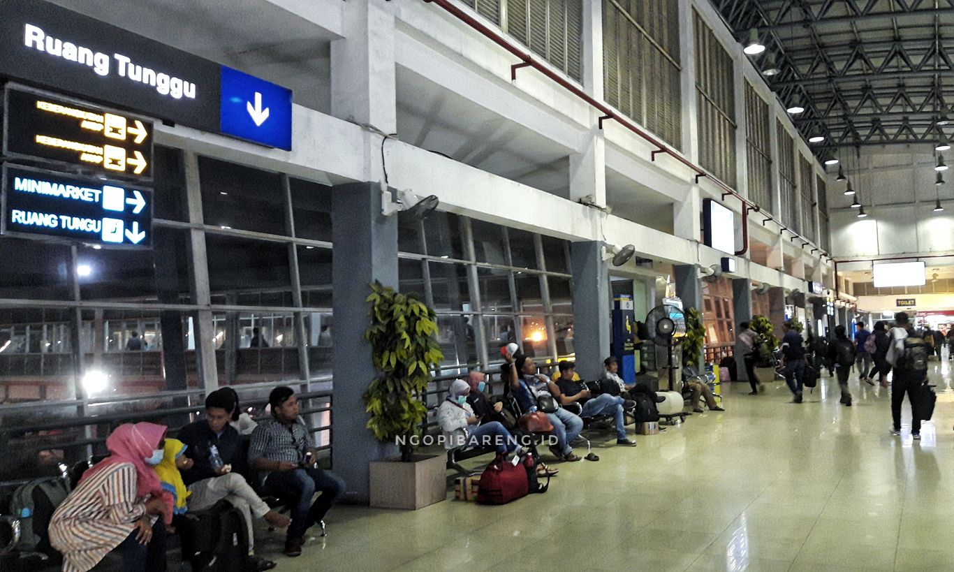 Suasana Terminal Purabaya, Surabaya, Rabu 29 Mei 2019 malam. (foto: Haris/ngopibareng.id)