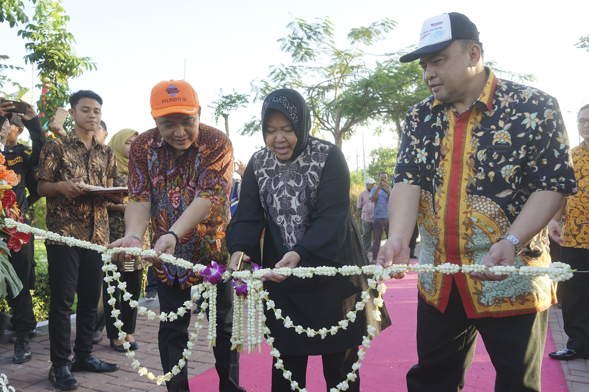 Risma saat meresmikan patung Suroboyo. (Foto: dok. Pemkot)