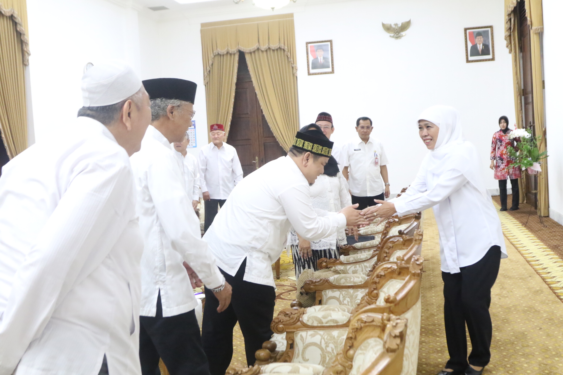 Gubernur Jatim Khofifah Indar Parawansa saat menyambut pimpinan yayasan Cheng Ho. (Foto: Humas Pemprov Jatim)