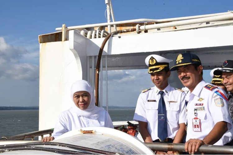 Gubernur Jatim Khofifah Indar Parawansa dan Kepala Dishub Jatim Fatah Jasin. (Foto: Humas Pemprov Jatim)