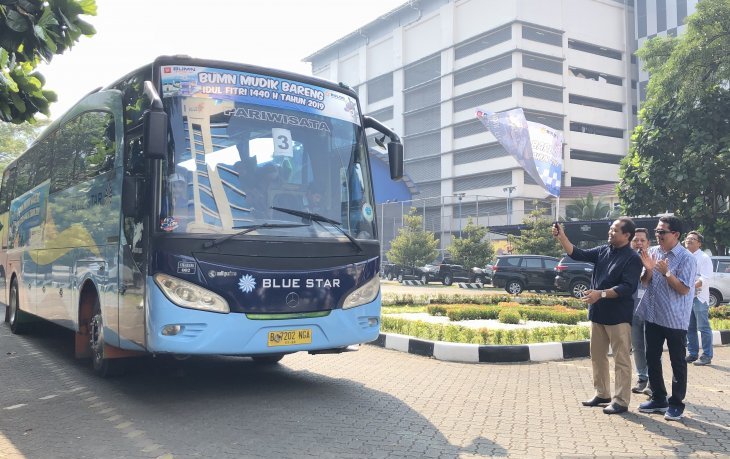 Direktur Operasional dan Pelayanan Publik Bulog Tri Wahyudi Saleh melepas penumpang BUMN Mudik Gratis di Jakarta, Kamis 30 Mei. (Foto: Antara/Sella Panduarsa Gareta)