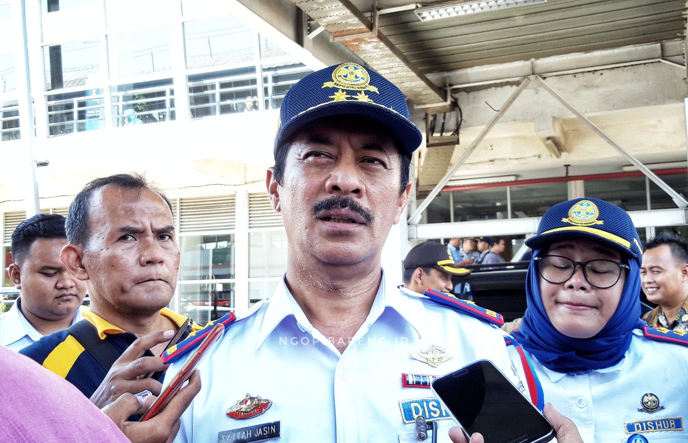 Kepada Dinas Perhunungan Jawa Timur, Fattah Jasin, saat melakukan kunjungan ke Terminal Purabaya, Kamis 30 Mei 2019. (Foto: Haris/ngopibareng.id)