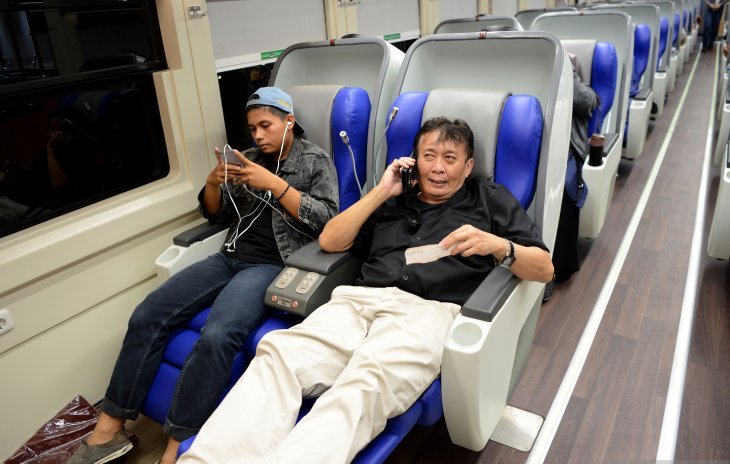 Sejumlah penumpang berada di dalam gerbong kereta 'Sleeper Luxury 2' yang dirangkaikan dengan kereta Argo Lawu jurusan Gambir-Solo Balapan sebelum berangkat di Stasiun Gambir, Jakarta, Selasa 28 mei 2019). PT. Kereta Api Indonesia meluncurkan generasi baru kereta 'Sleeper Luxury 2' yang hanya memuat 26 kursi dengan dirangkaikan empat kereta yaitu kereta Argo Lawu relasi Gambir-Solo Balapan, kereta Argo Dwipangga relasi Gambir -Solo Balapan, kereta Taksaka relasi Gambir-Yogyakarta, dan kereta Gajayana relasi Gambir-Malang. (Foto: Antara/M Risyal Hidayat/pras)