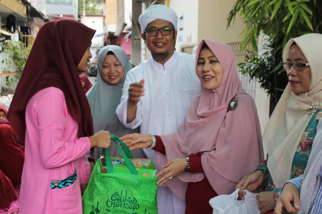 Majelis Dzikir Assyifa mengajak anak yatim tetsenyum di penghujung Ramdhan. Saat menyalami dan mengusap kepala anak yatim  adalah saat yang mengharukan. ( foto : asmanu/ngopibareng.id)