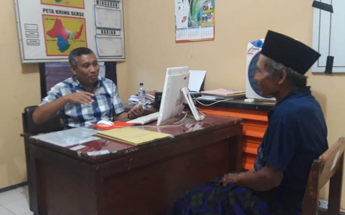 MAT SALEH (berpeci) saat diperiksa di Mapolsek Wonomerto, Kabupaten Probolinggo. (Foto: Istimewa/ngopibareng.id)