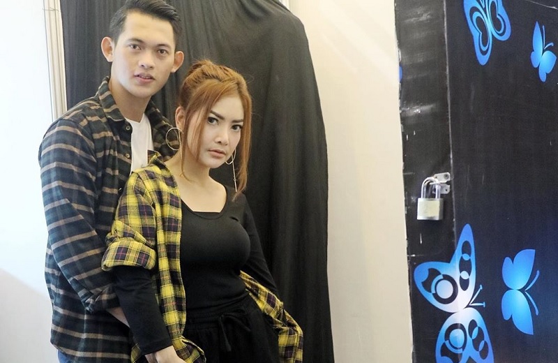 Pedangdut Irma Dharmawangsa dan kekasihnya, Irfan Sbaztian.