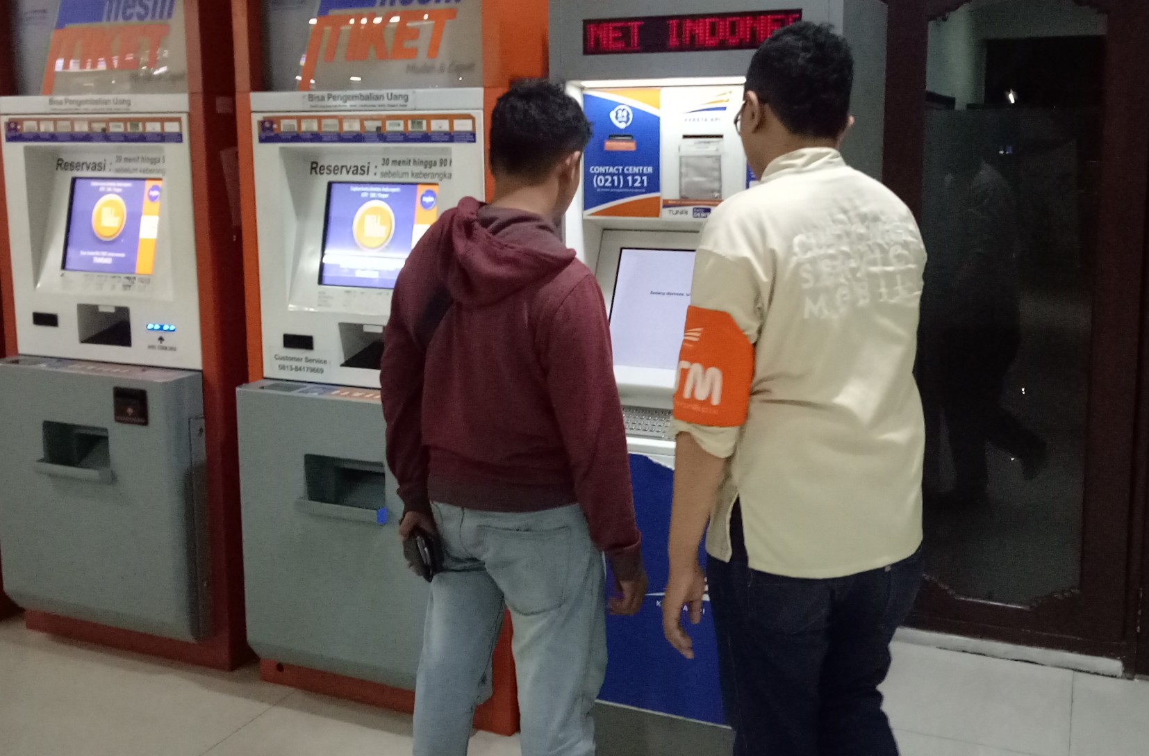 Costumer service mobile sedang membantu salah satu pemudik di Stasiun Pasar Turi Surabaya.  (Foto: Pita/ngopibareng.id)