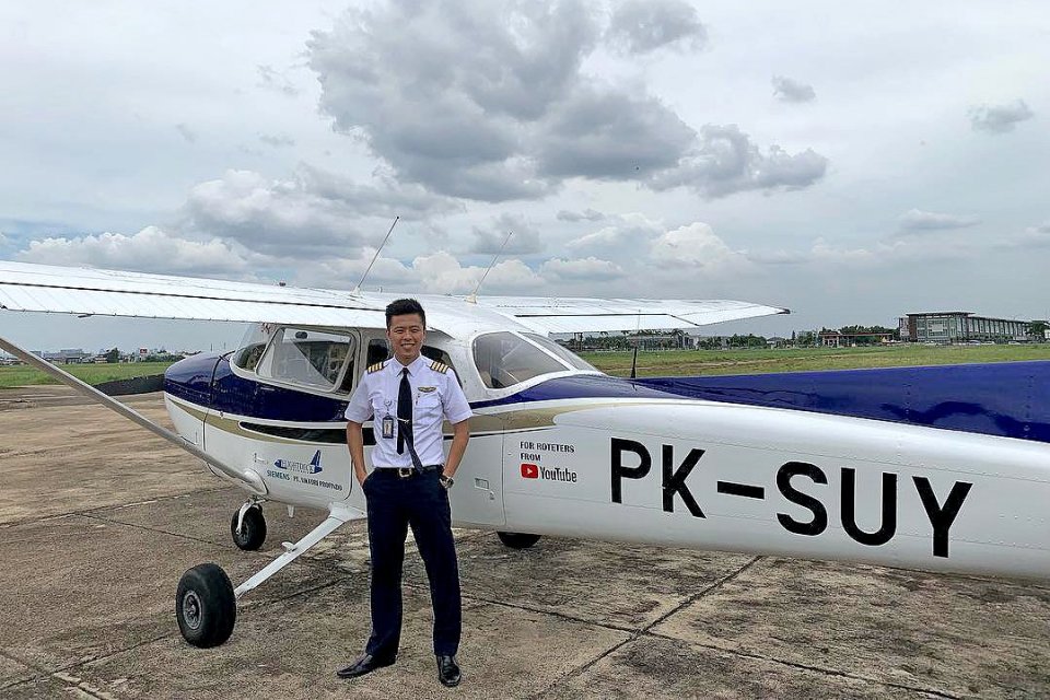 Pilot sekaligus Youtuber Vincent Raditya bersama pesawat Single Engine miliknya.   Artikel ini telah tayang di Katadata.co.id dengan judul "Vincent Raditya, Sang Pilot yang Bisa Beli Pesawat dari Hasil Ngevlog" , https://katadata.co.id/berita/2019/05/29/vincent-raditya-sang-pilot-yang-bisa-beli-pesawat-dari-hasil-ngevlog 