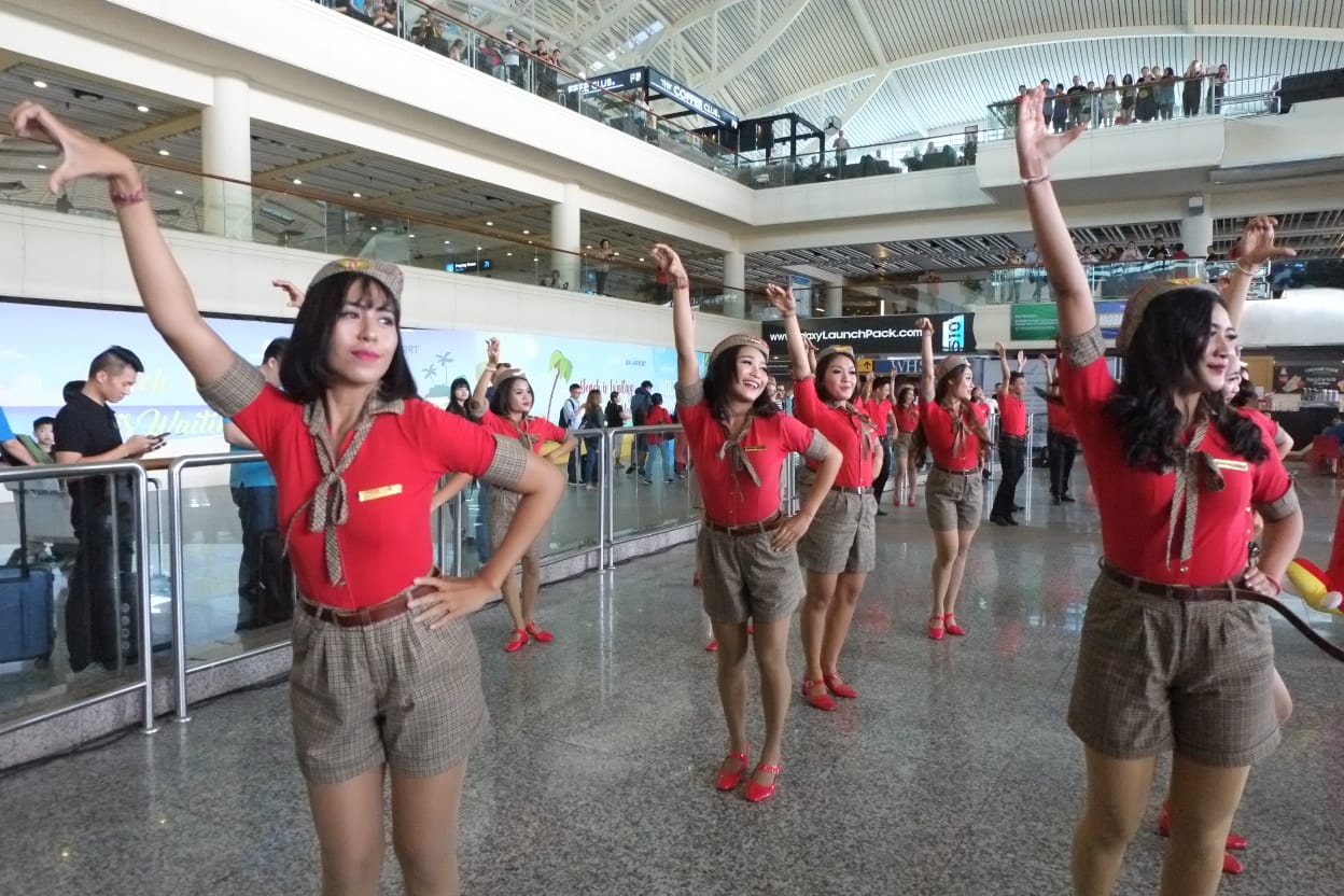 Flashmob gaya Vietnam, owh mereka cantik-cantik. (Foto:Ist/Agus Nadeas)