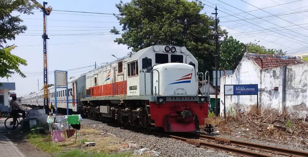 SEBUAH KA baru meninggalkan Stasiun Probolinggo menuju Surabaya. (Foto: Ikhsan/ngopibareng.id)