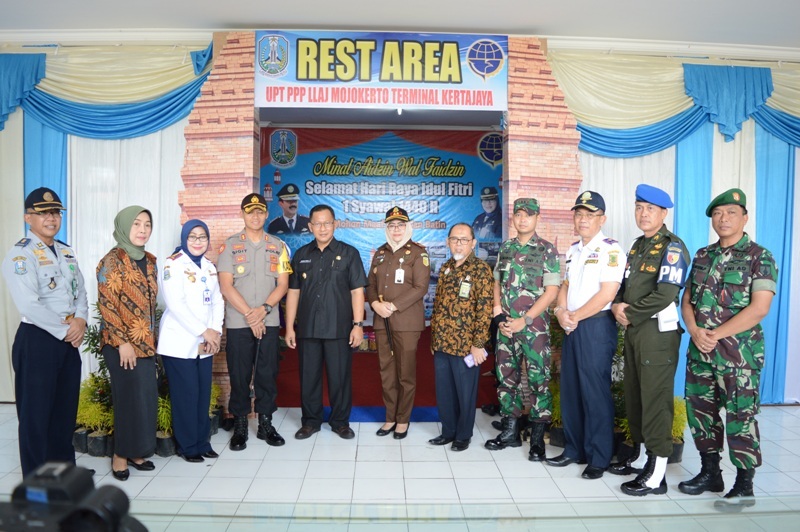 Dandim 0815 Bersama Forkopimda Kota Mojokerto Saat Meninjau Pos Pam Lebaran Di Kota Mojokerto