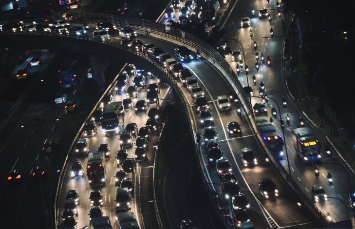   Ribuan kendaraan melintas di ruas tol ke Tol Cikampek. (FotoL Antara/Muhammad Adimaj)